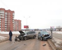 Сегодня днем «Ford» и «Honda» столкнулись у Набережной, 66