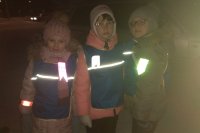 65 светящихся ленточек подарили активисты участникам дорожного движения
