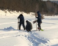 Сотрудники Комбината измеряют толщину льда на реке Кан