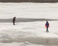Спасатели предупреждают рыбаков об опасности тонкого льда