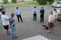 Полицейские проводят встречи с жителями во дворах и рассказывают о мошенничествах