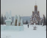 Ледовый городок в центральном сквере и горки пока демонтировать не будут