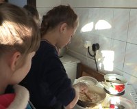 Воспитанники детского дома научились печь блины