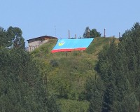 Ко Дню города на горе разместили флаг Зеленогорска