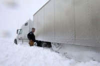 Пожарные вызволяли из снега застрявший на объездной дороге большегруз