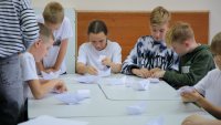 В Центре "Перспектива" школьники учились складывать бумажные кораблики