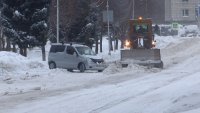 Снег убирают недостаточно быстро, жалуются горожане, и не везде