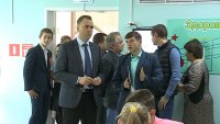 Глава города проверил, как реализуется в школах проект безналичного расчета