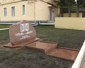 В воинской части, охраняющей территорию ЭХЗ, установлен памятник военнослужащим внутренних войск