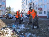 Внутри дворов наконец началась уборка мусора